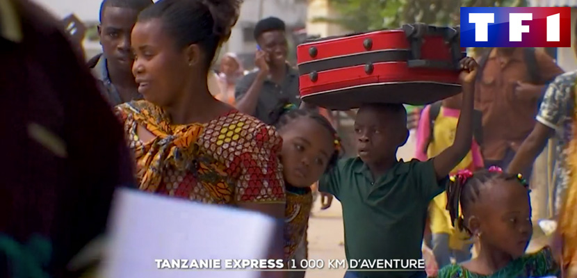 Rustikale Reise an Bord eines Zuges in Tansania